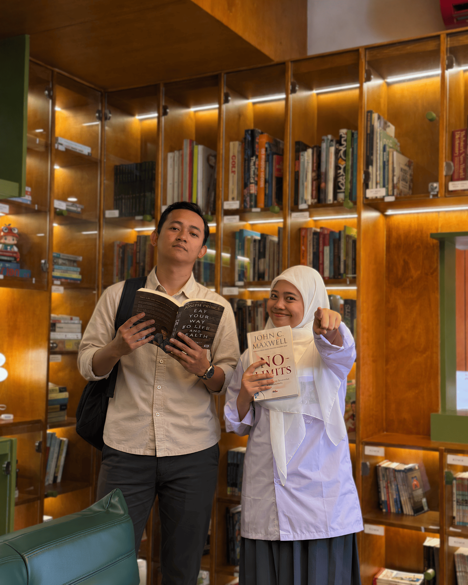 Pelajar dan mahasiswa membaca buku gratis dari SPPG